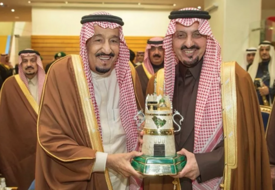 خادم الحرمين يسلم كأس المؤسس للأمير فيصل بن خالد